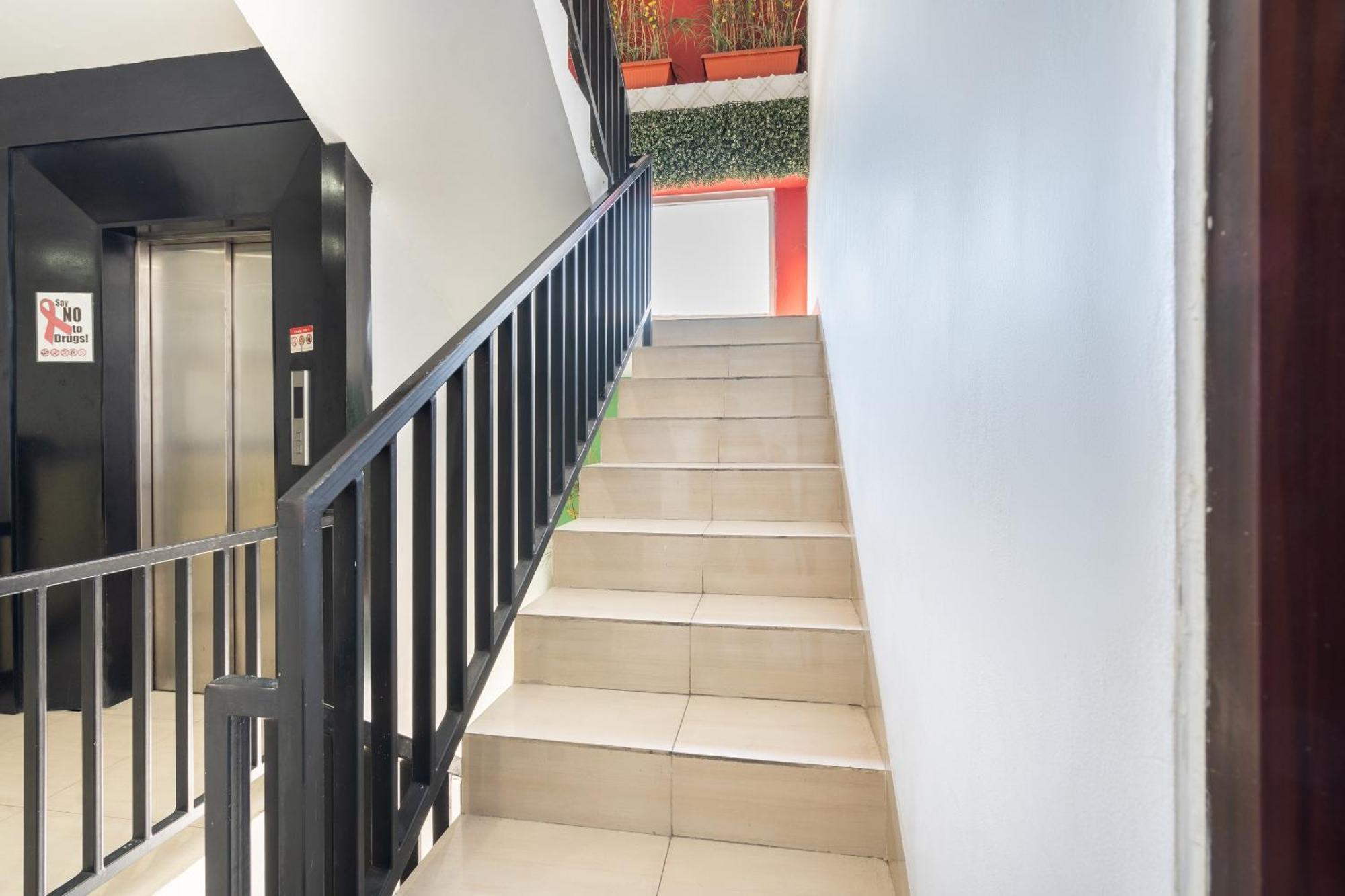 Super Oyo Flagship 91863 Metro House Hotel Surabaya Ngoại thất bức ảnh